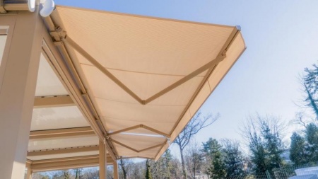 Le store ext&eacute;rieur prot&egrave;ge la terrasse aux abords de Soissons